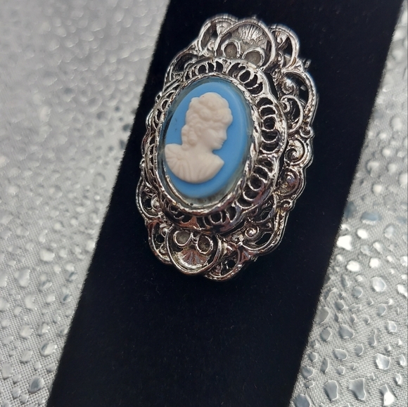 Vintage Beautiful  Blue Cameo Brooch in  Silvertone,1.75" VGC. - Picture 13 of 14